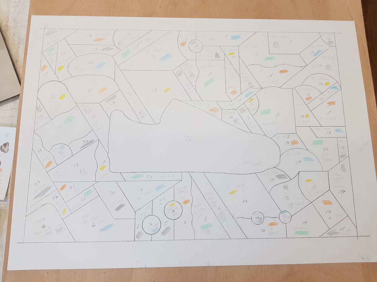 Le carton du vitrail : chaque pièce numérotée et annotée de touches de couleur.